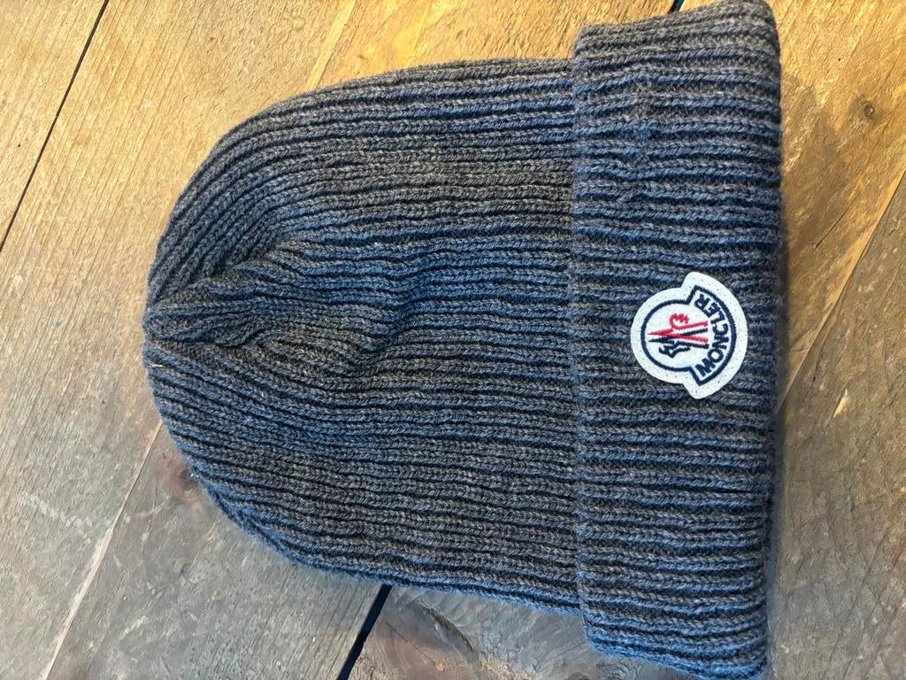Grijze Moncler Muts - Zo Goed Als Nieuw, Ophalen of Verzenden, Zo goed als nieuw, One size fits all, Hoed