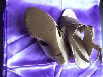 Charles and keith beige sandalen beschikbaar voor biedingen