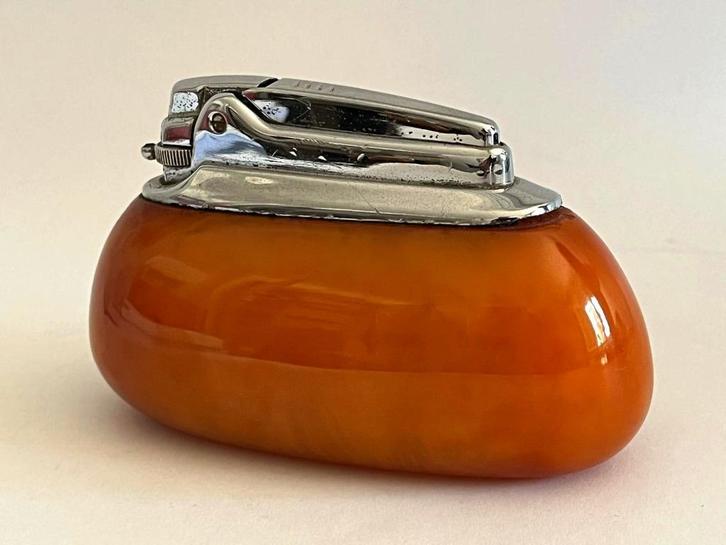 Grote zware tafelaansteker in Amber kleur Bakeliet - Catalin, Verzamelen, Rookartikelen, Aanstekers en Luciferdoosjes, Zo goed als nieuw