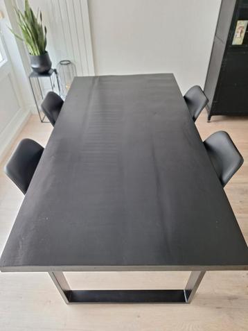 zwarte mango houten eettafel. beschikbaar voor biedingen