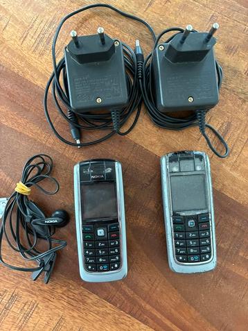 Twee Nokia 6021 met oplader en 1 headset beschikbaar voor biedingen