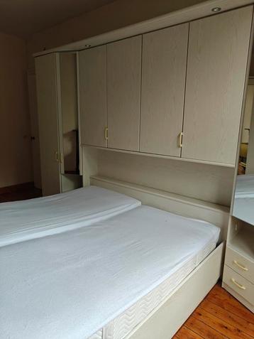 Bed met wandmeubel, zo goed als nieuw
