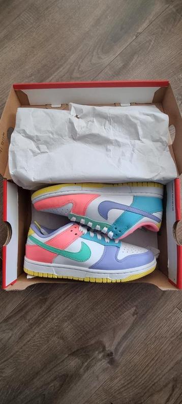 Nike dunk low SE eastern candy 37.5 (Women's) beschikbaar voor biedingen