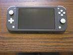 Nintendo Switch Lite Graphite + hoes + 128GB SD, Spelcomputers en Games, Grijs, Zo goed als nieuw, Met beschermhoes of tas, Verzenden