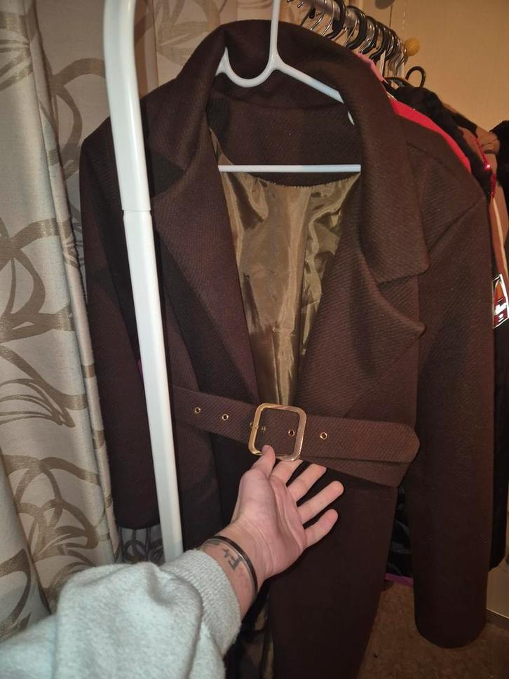 Mooie bruine mantel met gesp - Italiaans design, Kleding | Dames, Jassen | Winter, Zo goed als nieuw, Maat 36 (S), Bruin, Ophalen of Verzenden