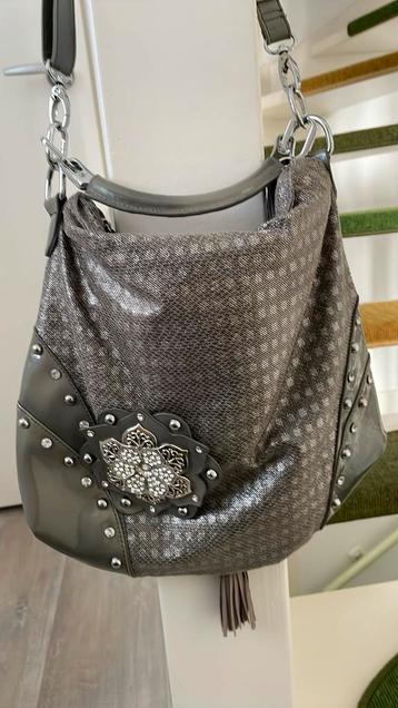 Een nieuwe grijze tas met zilver accessoires. beschikbaar voor biedingen