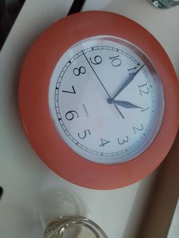 Oranje vintage klok quartz 27cm  op  batterij  beschikbaar voor biedingen