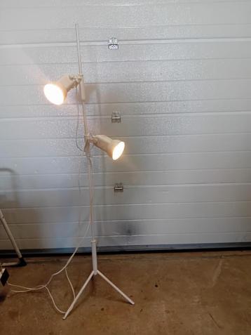 Vintage vloerlamp jaren 80 kleur wit  beschikbaar voor biedingen
