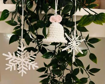 Handgemaakte Klokje en Sneeuwvlokken beschikbaar voor biedingen