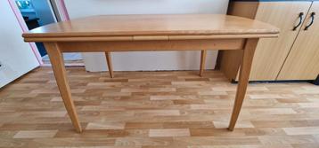Houten tafel beschikbaar voor biedingen