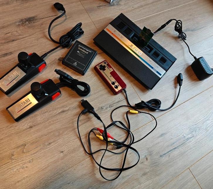 Atari junior with AV output upgrade and HDMI adapter, Spelcomputers en Games, Spelcomputers | Atari, Zo goed als nieuw, Atari 2600