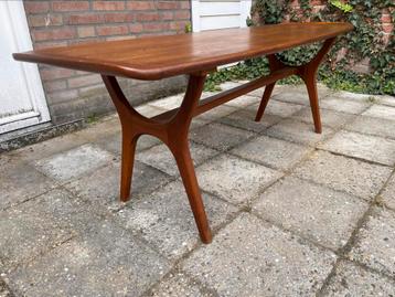 Vintage teakhouten salontafel beschikbaar voor biedingen