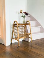 Vintage rotan bijzettafel met zwarte blad en wieltjes, Huis en Inrichting, Minder dan 55 cm, Rond, Zo goed als nieuw, Ophalen