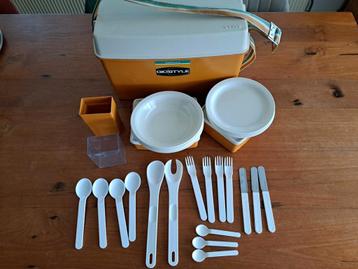 Retro vintage picknickset koelbox campingservies bestek set
 beschikbaar voor biedingen