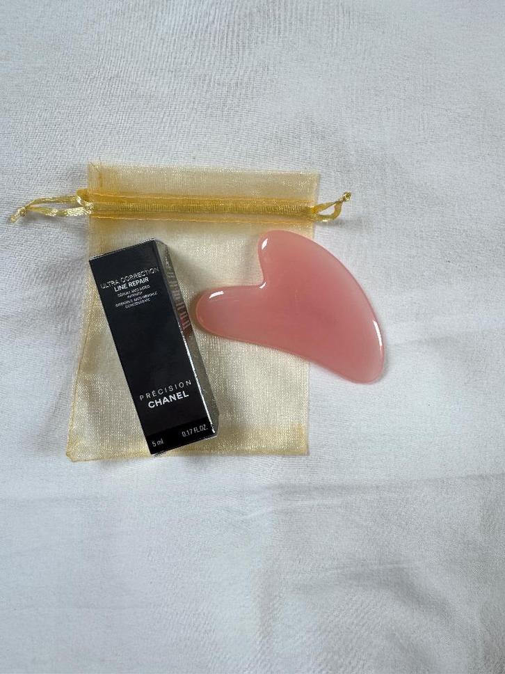 Chanel Ultra Correction Line Repair + roze Gua Sha, Sieraden, Tassen en Uiterlijk, Uiterlijk | Gezichtsverzorging, Nieuw, Verzorging