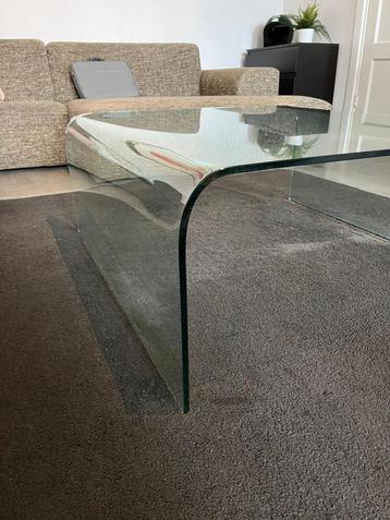 Gebogen glazen design salontafel beschikbaar voor biedingen