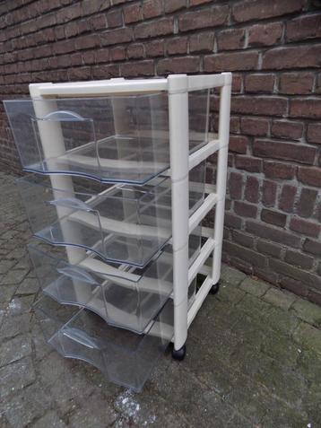 Curver ladekastje kunststof met 4 laden en zwenkwielen beschikbaar voor biedingen