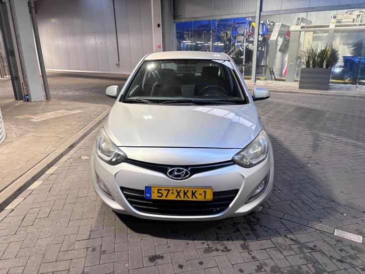 Hyundai i20 1.2I 5-DRS 2012 Grijs, Auto's, Hyundai, Particulier, Benzine, A, Hatchback, Handgeschakeld, Origineel Nederlands, Zilver of Grijs