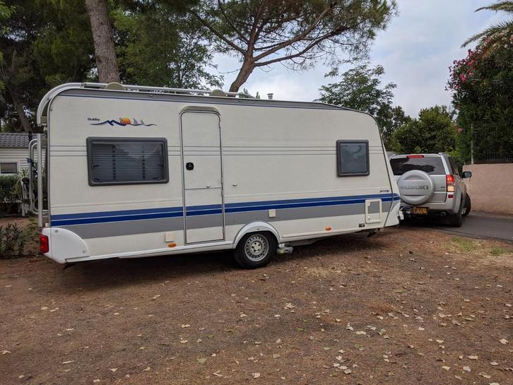 Hobby 495 UFe prestige Esche, Caravans en Kamperen, Caravans, Particulier, tot en met 4, 1250 - 1500 kg, Rondzit, Hobby, Frans bed