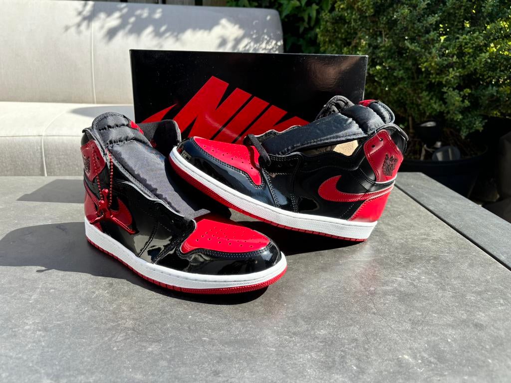 Jordan 1 Retro High OG “Patent Bred”, Kleding | Heren, Schoenen, Ophalen of Verzenden, Nieuw, Zwart, Sneakers of Gympen