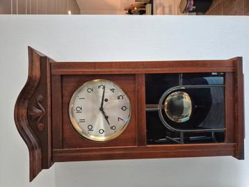 Oude houten antieke klok. beschikbaar voor biedingen