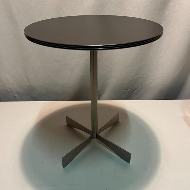 OPRUIMING Lourens Fisher Cross tafeltje aluminium en RVS, Huis en Inrichting, Tafels | Bijzettafels, Zo goed als nieuw, Rond, 45 tot 60 cm