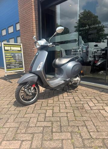 Vespa sprint bromscooter beschikbaar voor biedingen