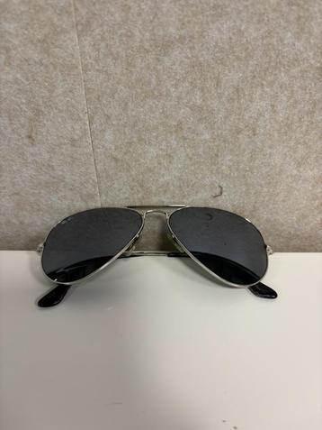Ray-Ban Zilveren Montuur – Moderne Ray-Ban beschikbaar voor biedingen