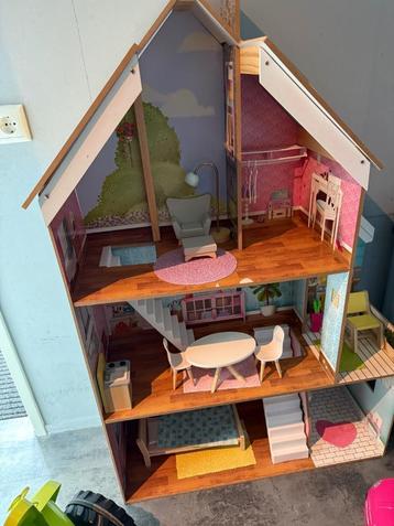 Groot poppenhuis beschikbaar voor biedingen