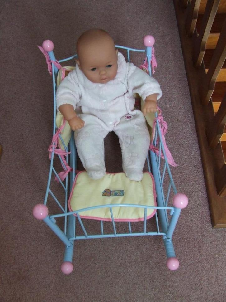 Zapf Chou Chou metalen poppenbed pop Lissi zeer net, Kinderen en Baby's, Speelgoed | Poppen, Zo goed als nieuw, Babypop, Ophalen of Verzenden
