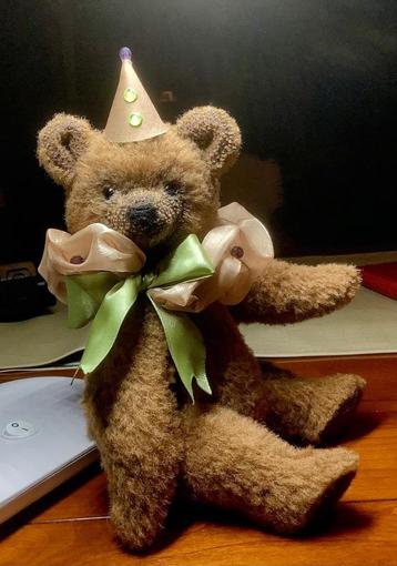 Teddybeertje van de auteur met kraag en muts NIEUW beschikbaar voor biedingen