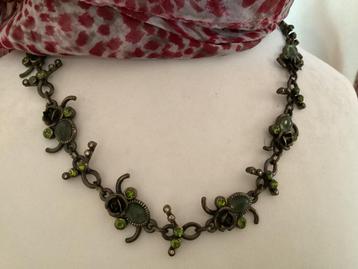 ‘Behave’ Halsketting.Bronskleur met groene en strass stenen. beschikbaar voor biedingen