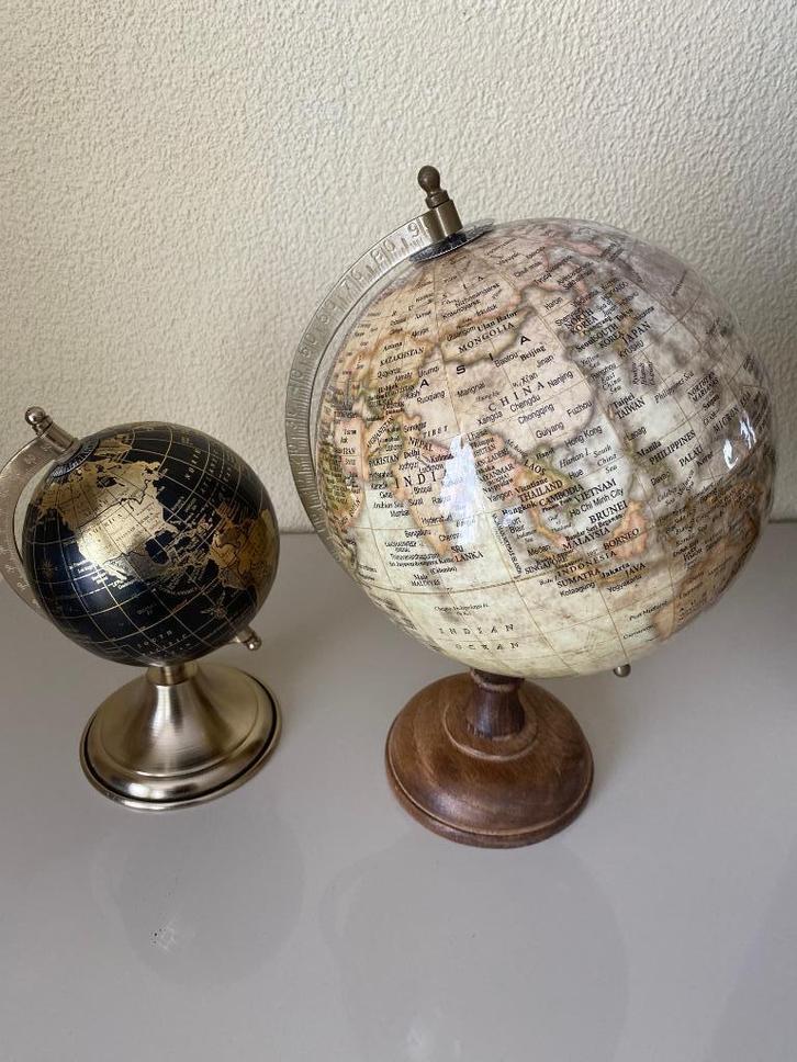 Decoratieve Wereldbollen 2x Antieke Stijl Hout en Metaal, Huis en Inrichting, Woonaccessoires | Wereldbollen, Zo goed als nieuw
