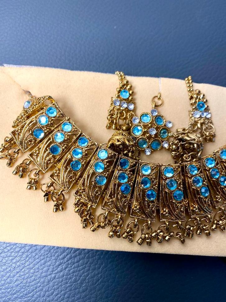 Indiase sieraden set - goudkleurig met blauwe stenen, Sieraden, Tassen en Uiterlijk, Kettingen, Zo goed als nieuw, Overige materialen