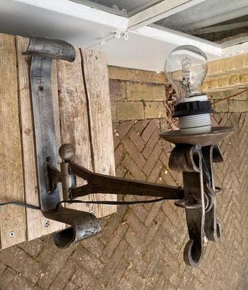 Metalen wandlamp beschikbaar voor biedingen