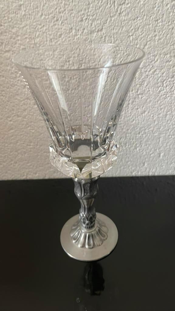 Wijnglas met metalen bewerkte voet., Antiek en Kunst, Antiek | Glas en Kristal, Ophalen of Verzenden