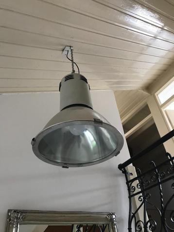 Mooie industriële hanglamp beschikbaar voor biedingen