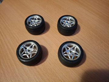 Setje wielen met band modelauto 1:18 beschikbaar voor biedingen
