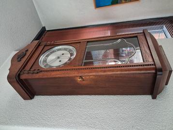 mooie oude wandklok beschikbaar voor biedingen