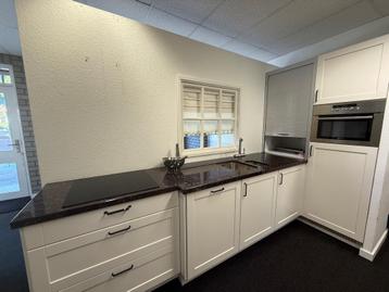 Gebroken witte showroom keuken  beschikbaar voor biedingen