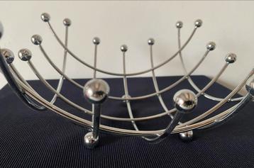 Fruitschaal/decoratieve schaal met metalen bollen beschikbaar voor biedingen