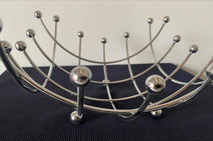 Fruitschaal/decoratieve schaal met metalen bollen, Huis en Inrichting, Woonaccessoires | Schalen en Manden, Zo goed als nieuw