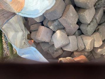 Ruim 300 copplestones in big bag beschikbaar voor biedingen