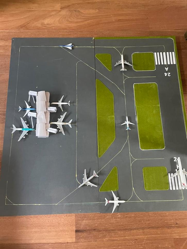 model vliegveld 1:500 (vliegtuigjes niet inbegrepen), Hobby en Vrije tijd, Modelbouw | Vliegtuigen en Helikopters, Zo goed als nieuw