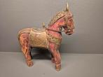 Oud met metaal belegd paardje, Antiek en Kunst, Kunst | Beelden en Houtsnijwerken, Ophalen of Verzenden