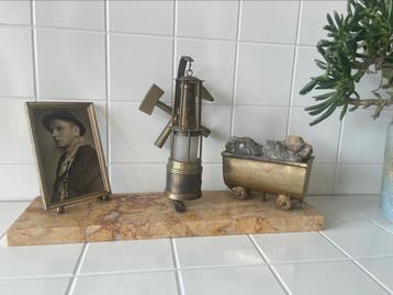 Antiek mijnwerkers altaartje met foto mijnwerkerlamp en kar beschikbaar voor biedingen