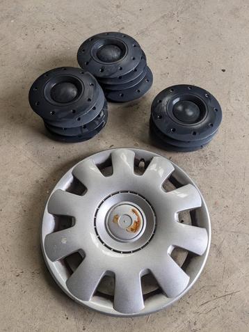 VW 15 inch wieldoppen 7x zwart  + 1x zilver beschikbaar voor biedingen