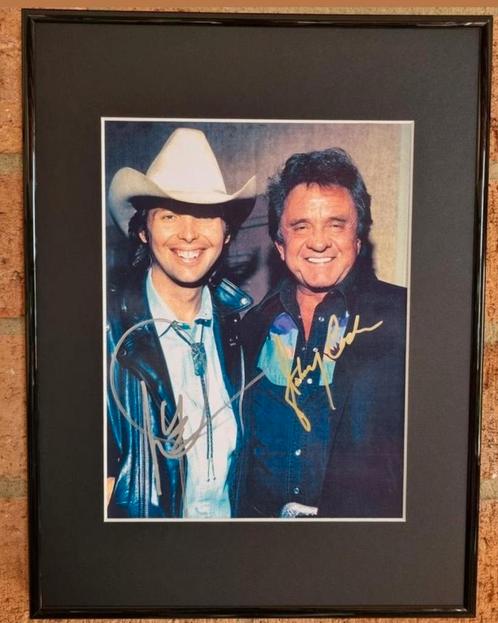 Johnny Cash + Dwight Yoakam gesigneerde foto. (ingelijst), Verzamelen, Muziek, Artiesten en Beroemdheden, Foto of Kaart, Gesigneerd