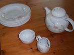 Mooie theepot, melkkannetje en suikerpotje met bloem, Overige typen, Ophalen of Verzenden, Zo goed als nieuw, Overige stijlen