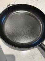 Staub koekenpan 28 cm, mat zwart, in absolute nieuwstaat, Huis en Inrichting, Gietijzer, Ophalen of Verzenden, Zo goed als nieuw